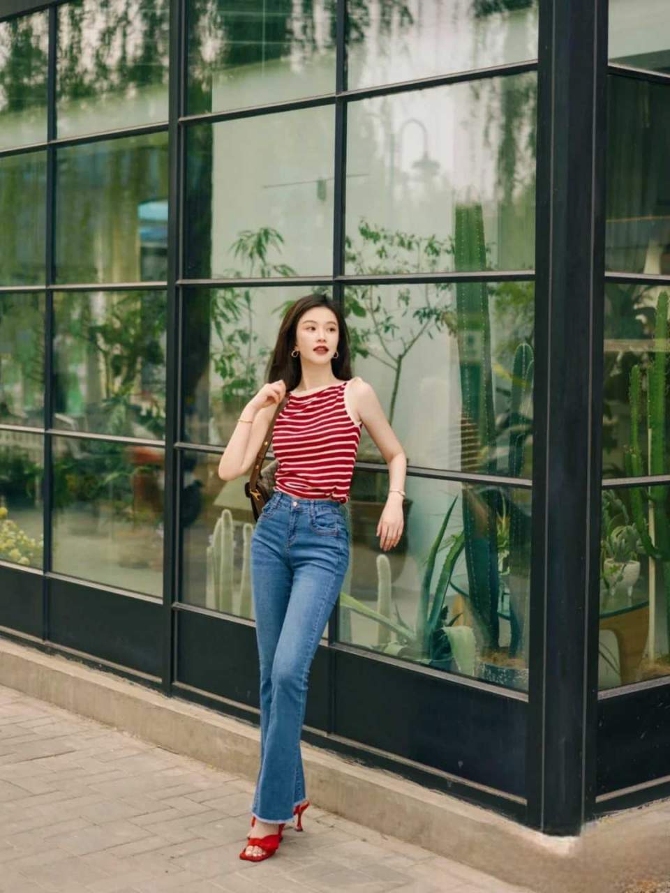 牛仔裤搭配冰丝短袖t恤,普通t恤搭配牛仔裤怎么穿好看