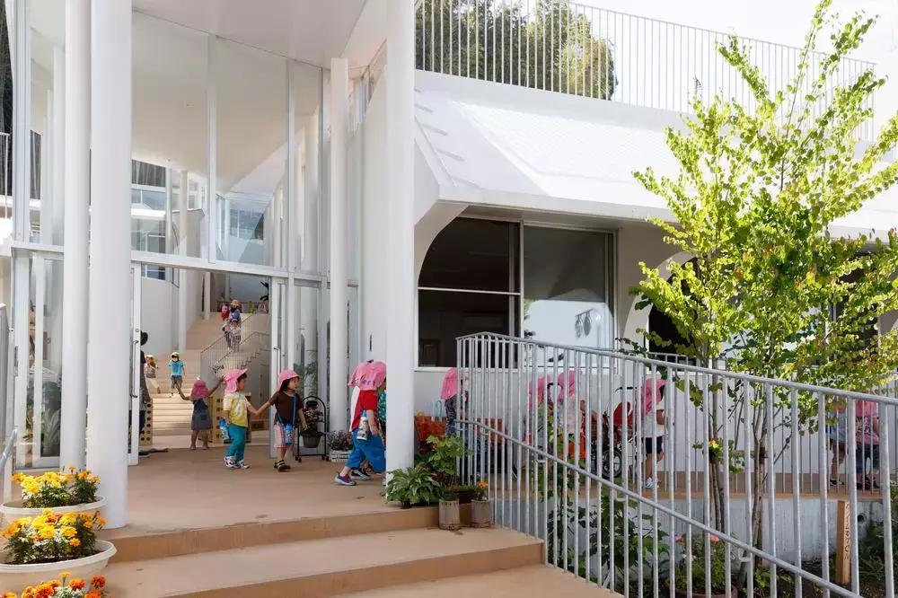 日本幼儿园户外设计效果图,斜坡幼儿园设计