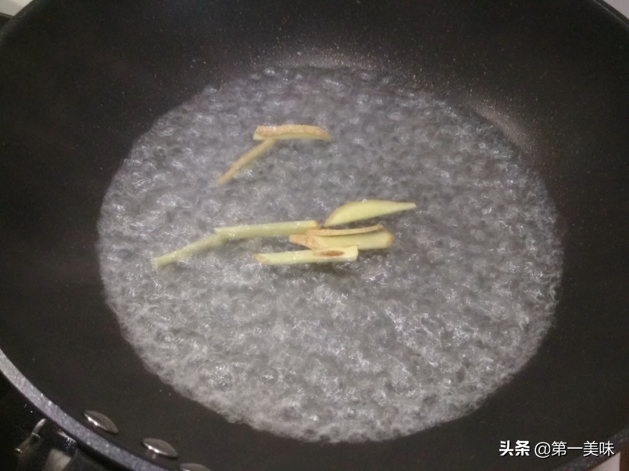 大厨教你虾仁滑蛋,滑蛋虾仁鸡蛋细嫩有诀窍