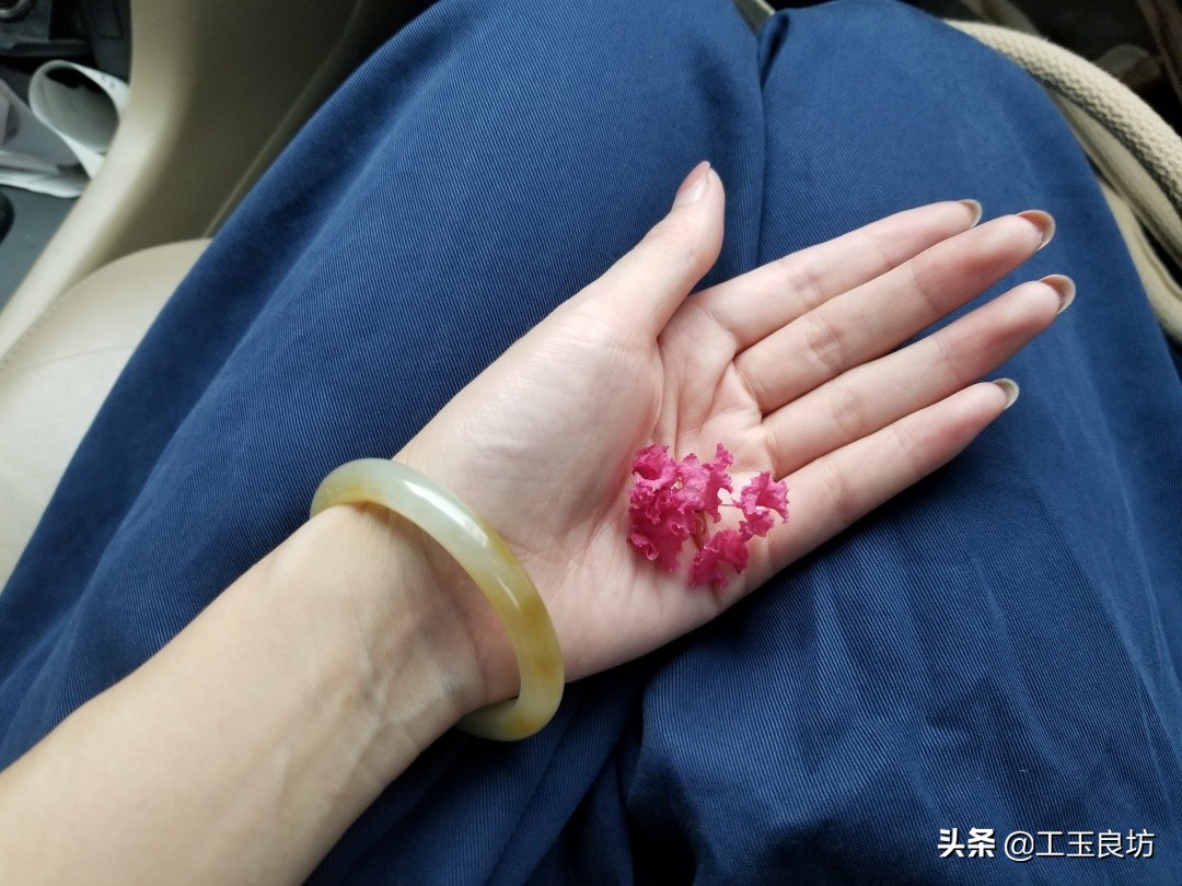 怎样挑选一款适合自己的手镯,手镯怎么选显年轻