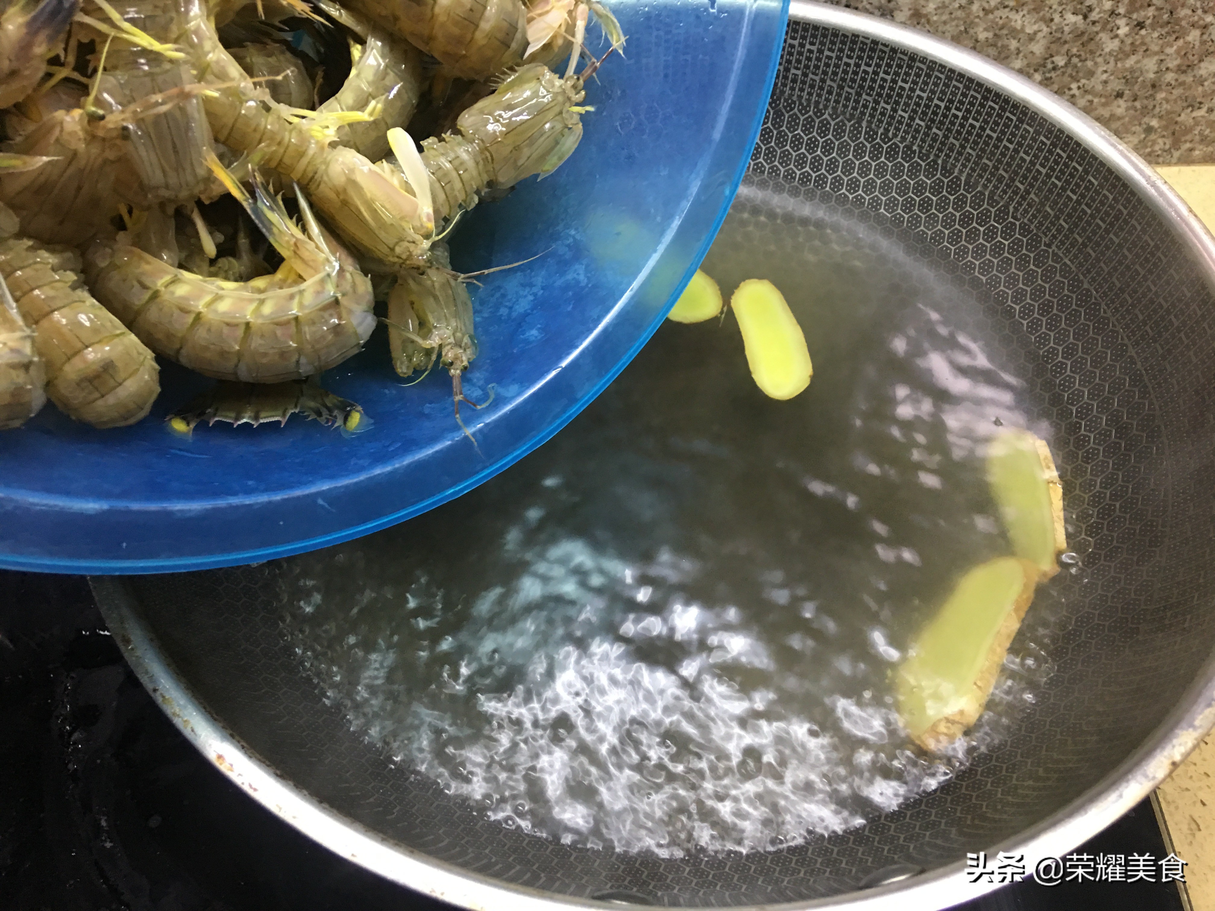 做好的皮皮虾正确吃法,学会皮皮虾的两种最简单吃法