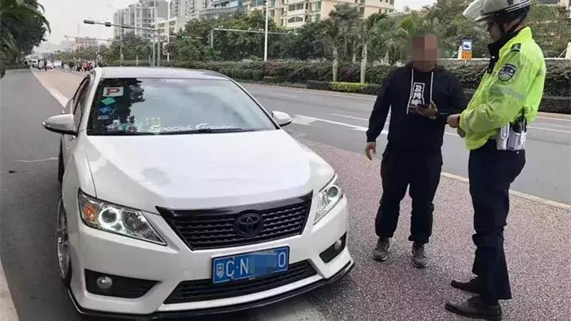 珠海美容店老板开丰田拉风上路，被交警拦停处罚，竟还一脸淡定