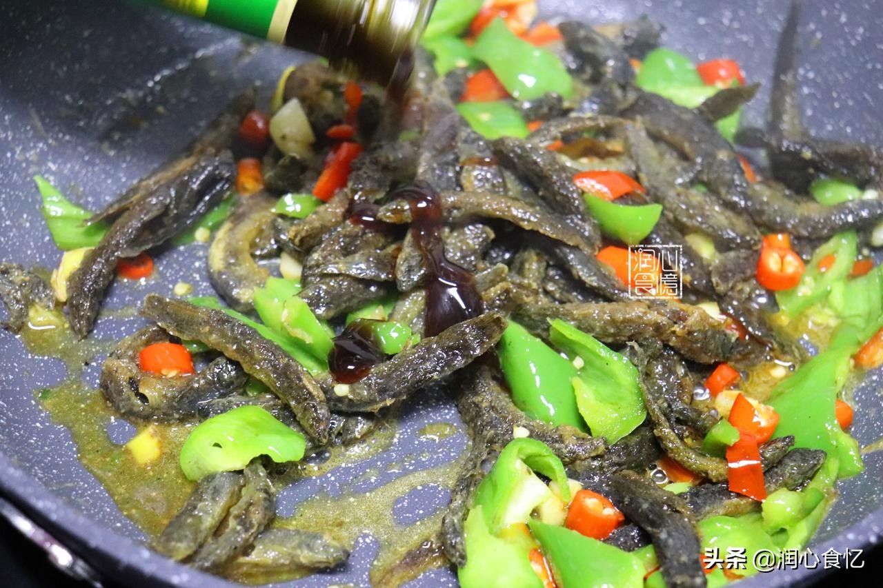 活跃于稀泥田里，乡下小孩都抓过！吃了健脾益肾，很多人不敢吃