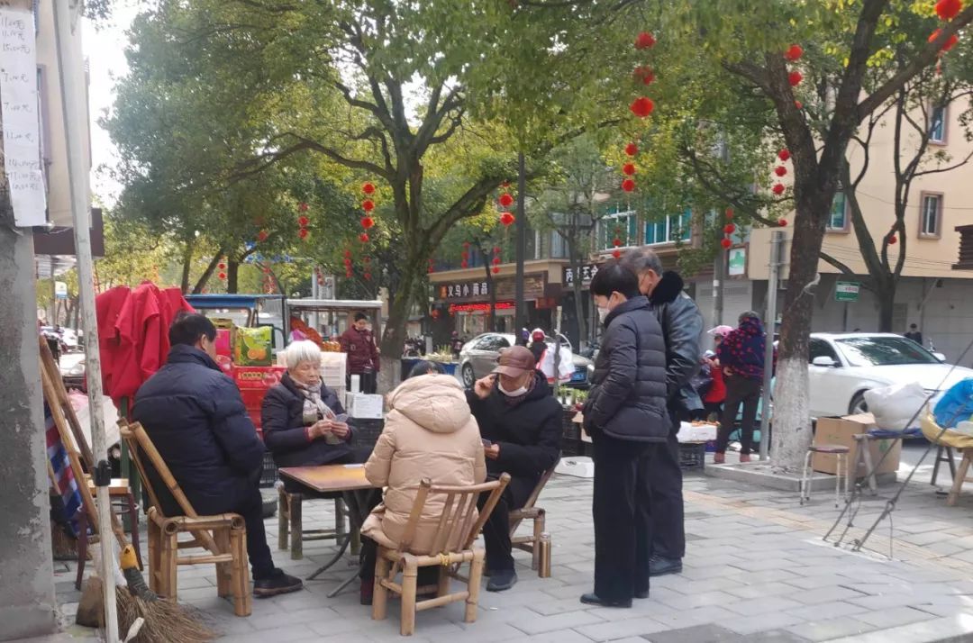 疫情下的县城夜晚照片真实,疫情时期农村的真实生活