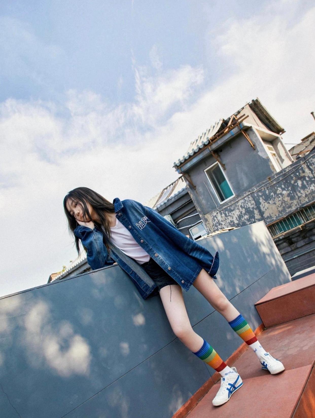 李嫣自信洒脱挺有星范,李嫣罕见穿西装套裙亮相