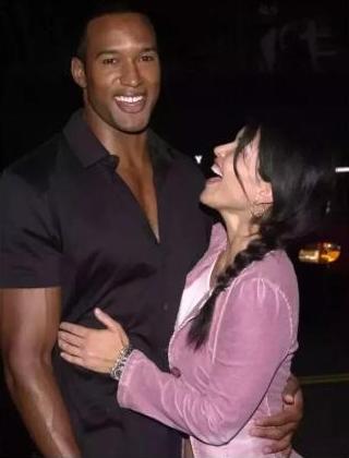 50岁带3娃还成功收服世界首富，她才不是傻白甜，手段高过邓文迪