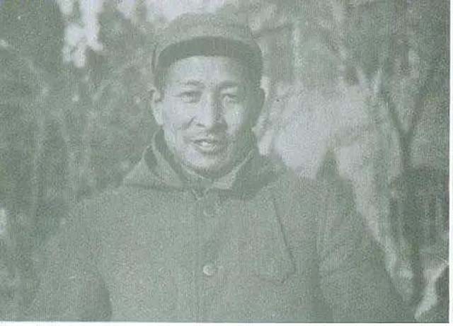 钟期光阔别30年回乡：磕头3次跪谢干父母救命之恩，奉上人参