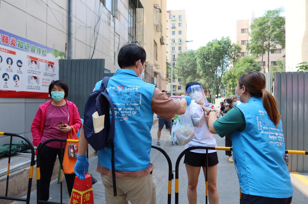 实录！小区封闭管理后，海淀这对夫妻跑来当志愿者……