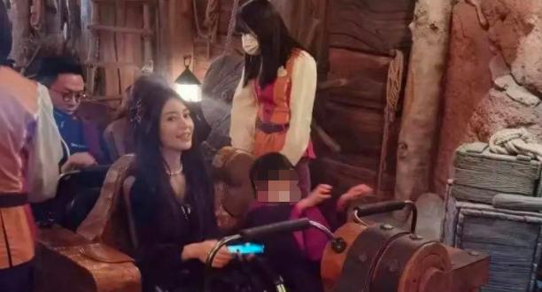 Baby独自带儿子过万圣节，小海绵五官神似黄晓明，母子玩游戏气氛温馨