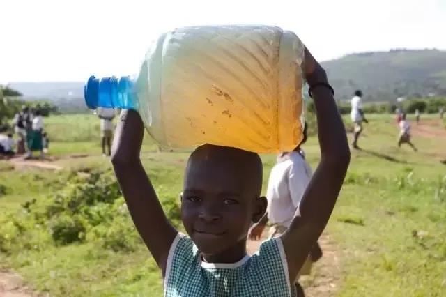 用零花钱给非洲挖了1000多口井，只因孩子的眼泪是那里最干净的水