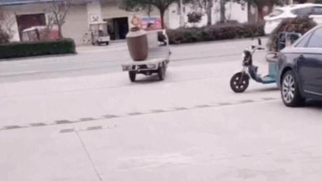 搞笑GIF:女朋友问我是什么，我说是洗衣粉，她怎么把我拉黑了？