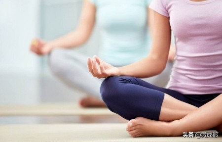 交叉腿和二郎腿哪个伤害大,交叉腿和翘二郎腿哪个更伤骨盆