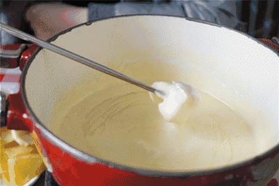 宝宝可以吃奶酪牛奶吗,一岁宝宝可以吃酸奶奶酪吗