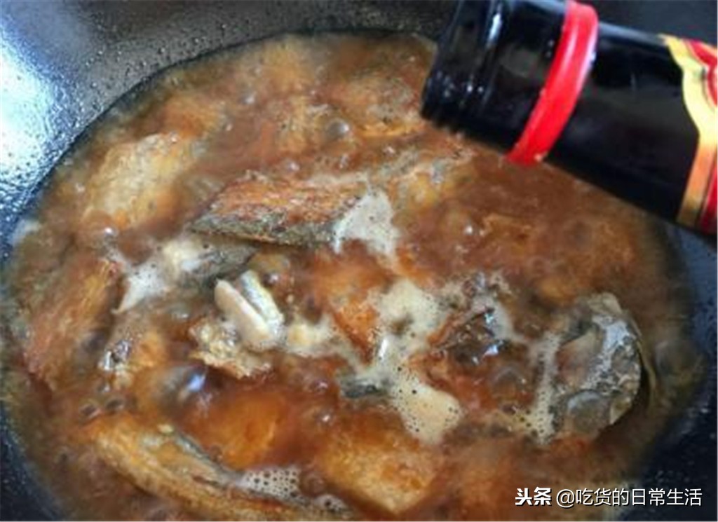 只要记住两点保证煎的鱼不粘锅,这样煎出来的鱼非常漂亮不粘锅