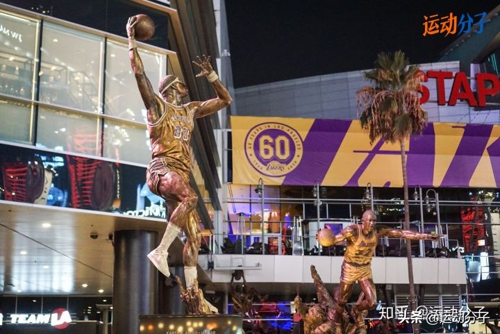 斯台普斯球馆雕像,斯台普斯中心门前的雕像