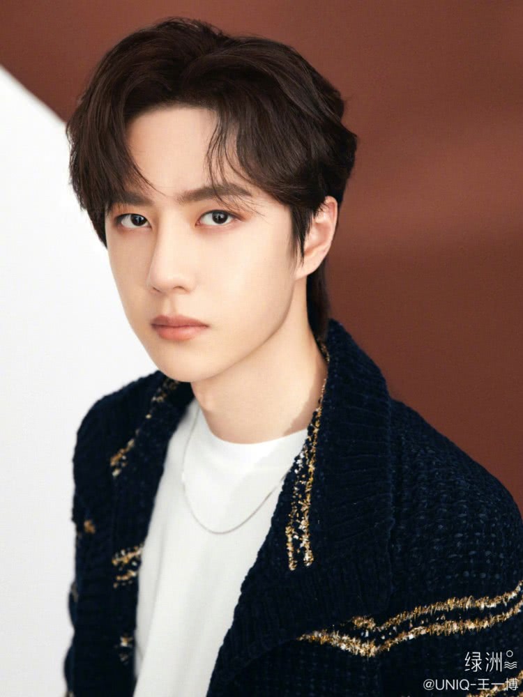 王一博520飞上海录《街舞》，穿厚外套全程低头，膝盖受伤惹人疼