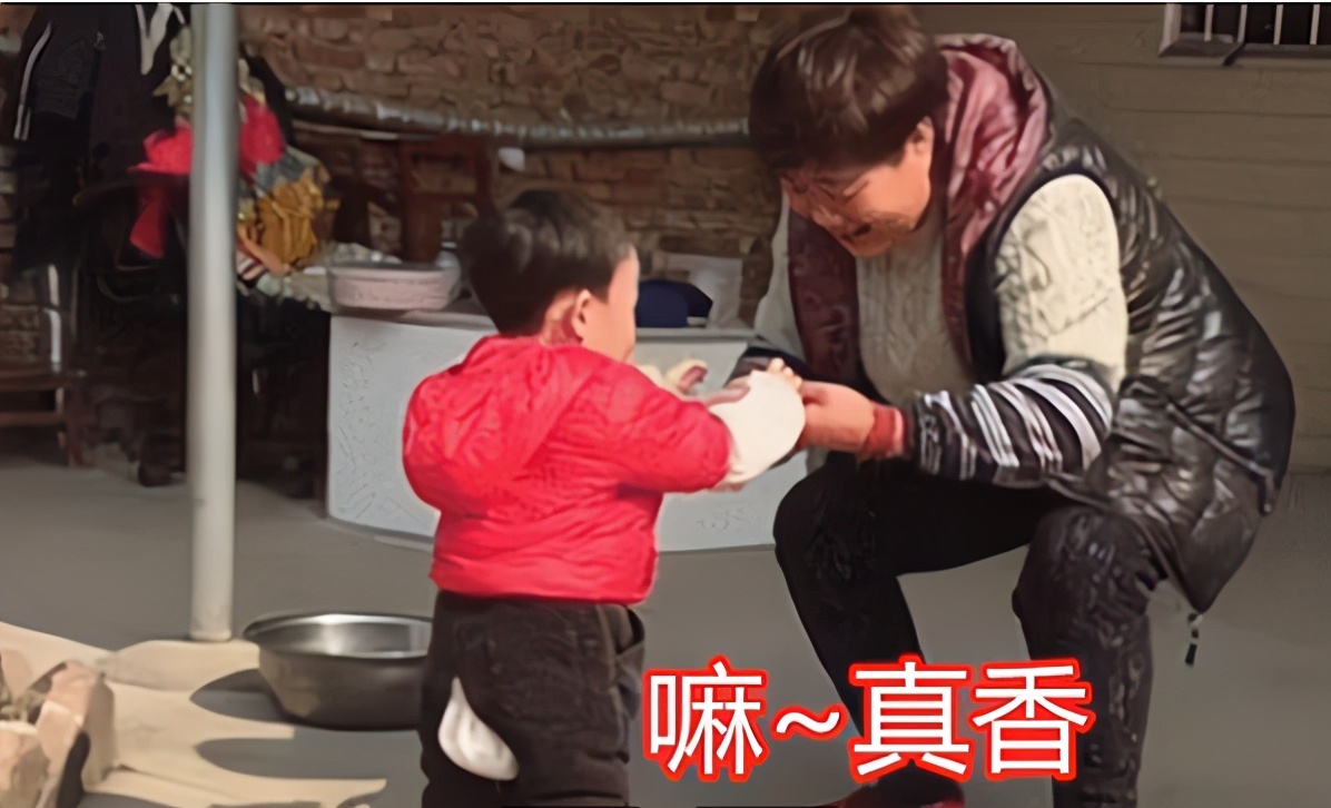 孩子到派出所写作业,小孩儿们去派出所里写作业