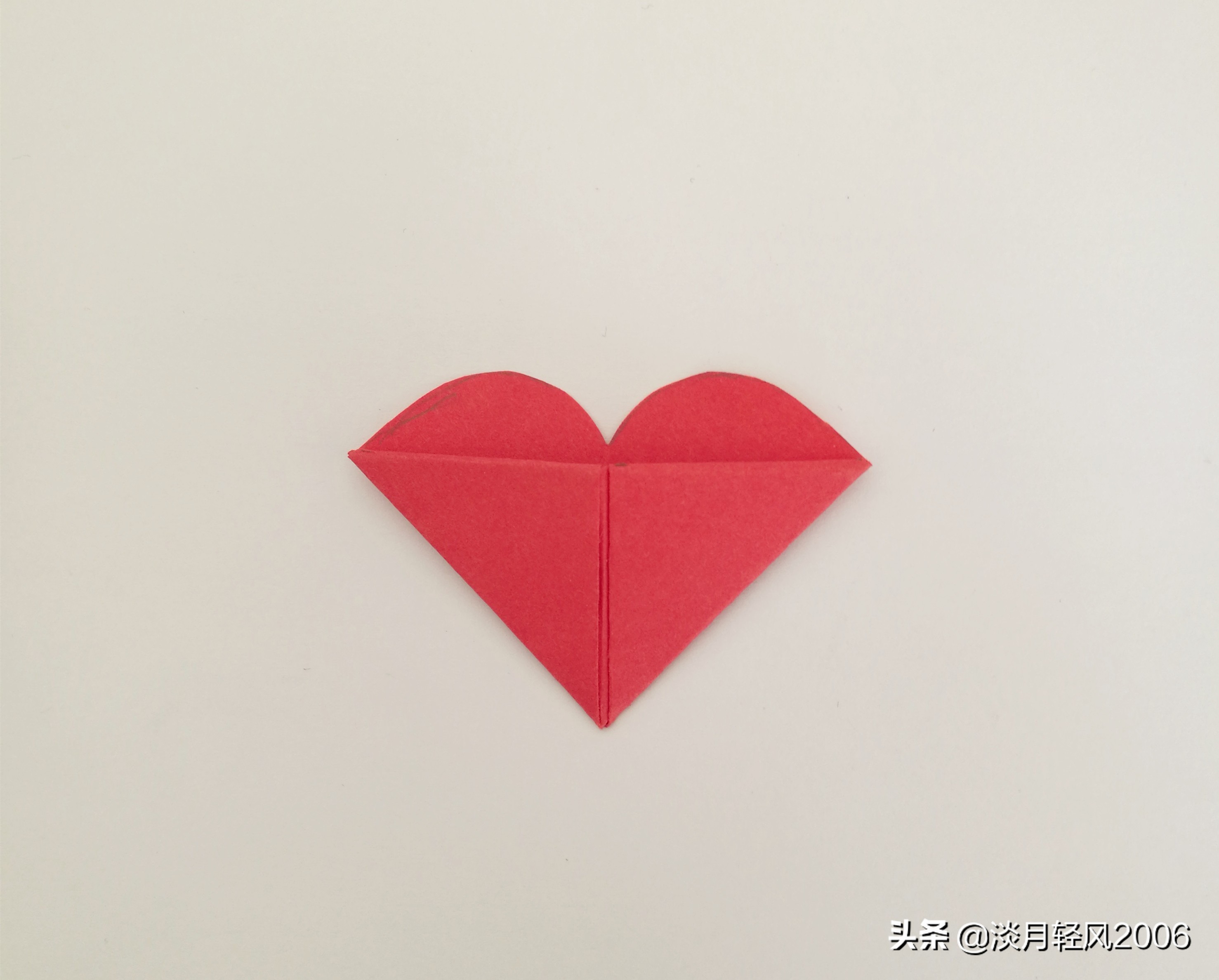 正方形星空卡纸爱心卷轴折法,简单有趣的卡纸折心