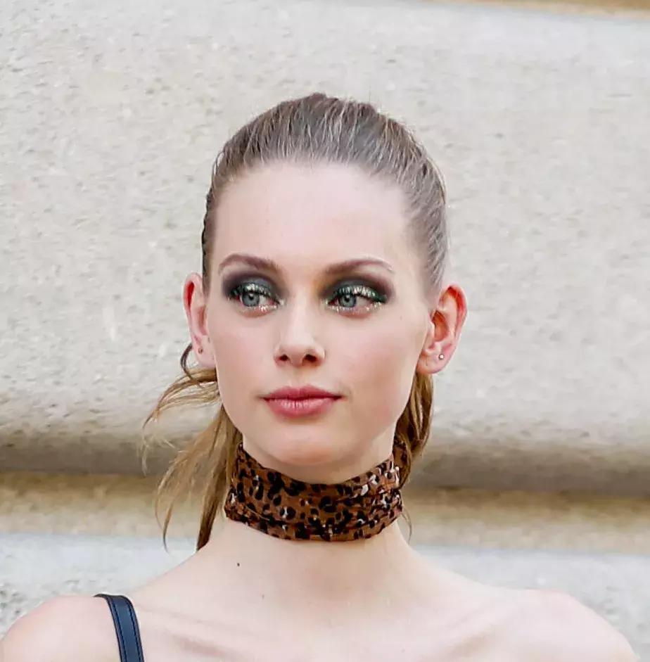 丝巾过时不,丝巾系的不只是精致时髦更是品味