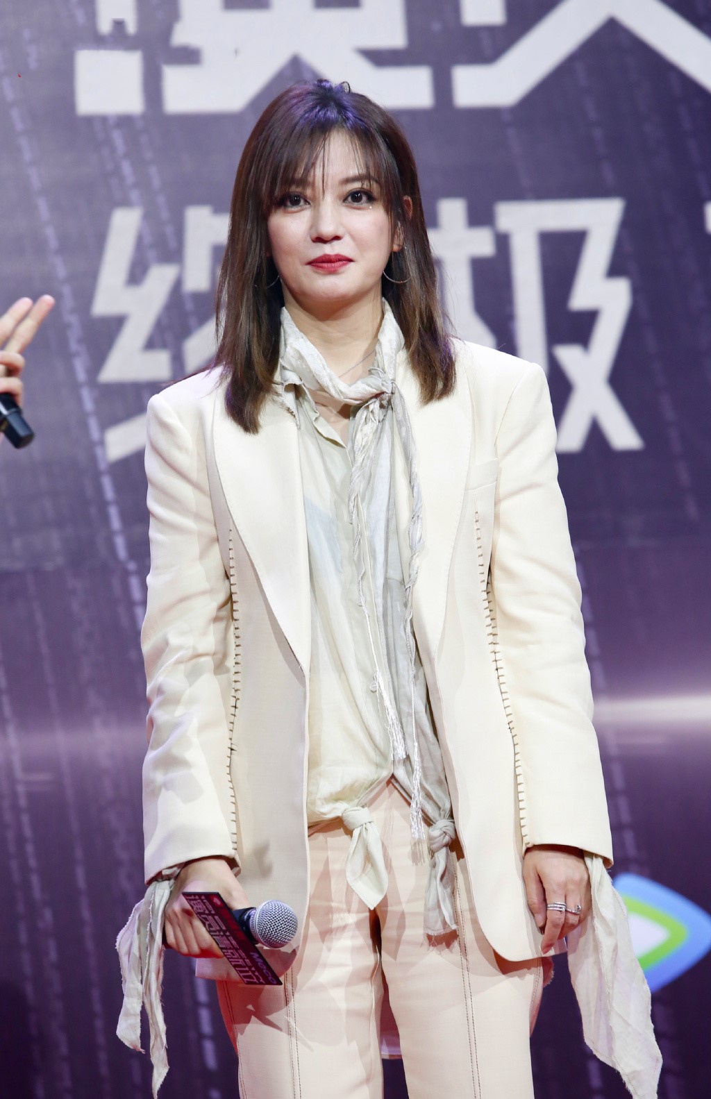 “小燕子”赵薇也老了，穿白西装很干练，可生图下肌肤松弛好憔悴