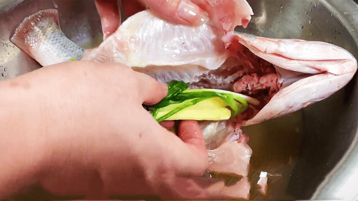 清蒸鲈鱼怎么做好吃又不腥气窍门,原来清蒸鲈鱼其中还有这么多秘诀