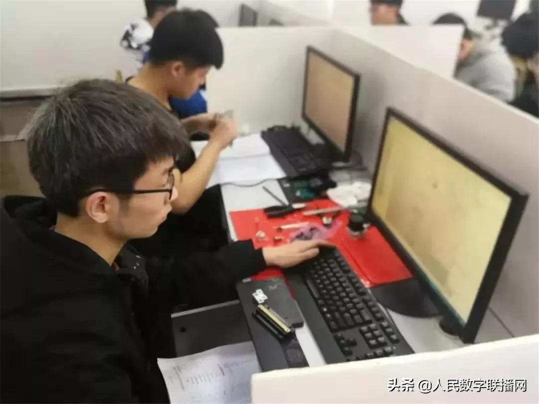 在拼搏中成就未来——记国家奖学金获得者——刘龙、陈晓凡