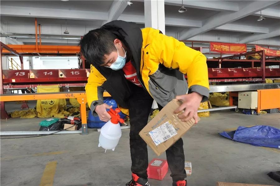 快递接触过程中会染上冠状病毒吗,快递有可能在路上感染新冠么