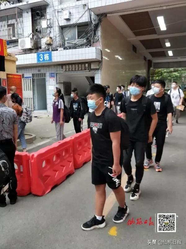 仙桃万余名初三学子复学，家长直呼“神兽终于归笼啦！”