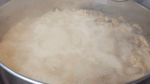 第一时间就是吃一碗广西特点米粉,湖南米粉最正宗的吃法