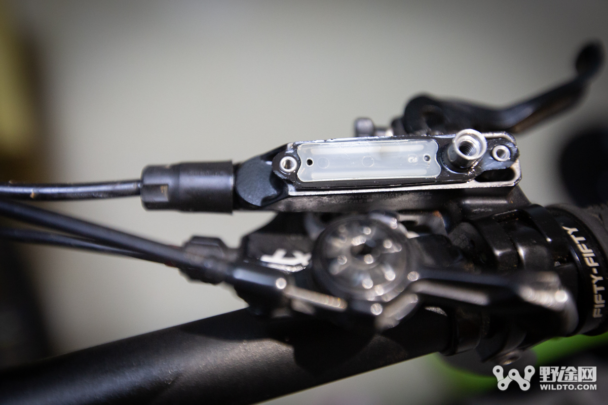 电动车刹车碟刹怎么换油,提升刹车性能省钱的方法