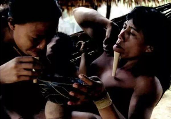 下巴上插木棍的原始部落,原始部落舌头穿木棍