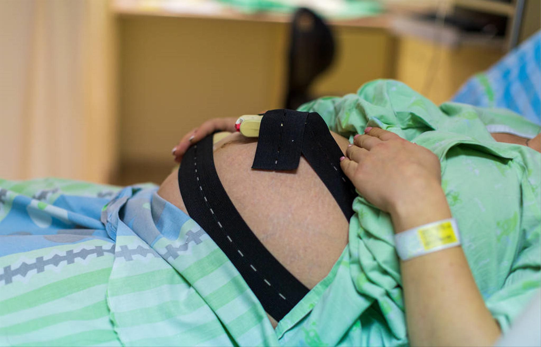 胡杏儿挺3胎孕肚走机场,胡杏儿为捞金挺7月孕肚走机场