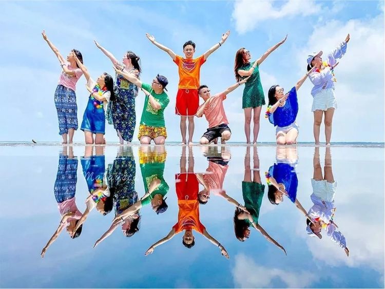 新春打卡重庆香水百合网红艺术节，坐小火车、玩玻璃滑道...