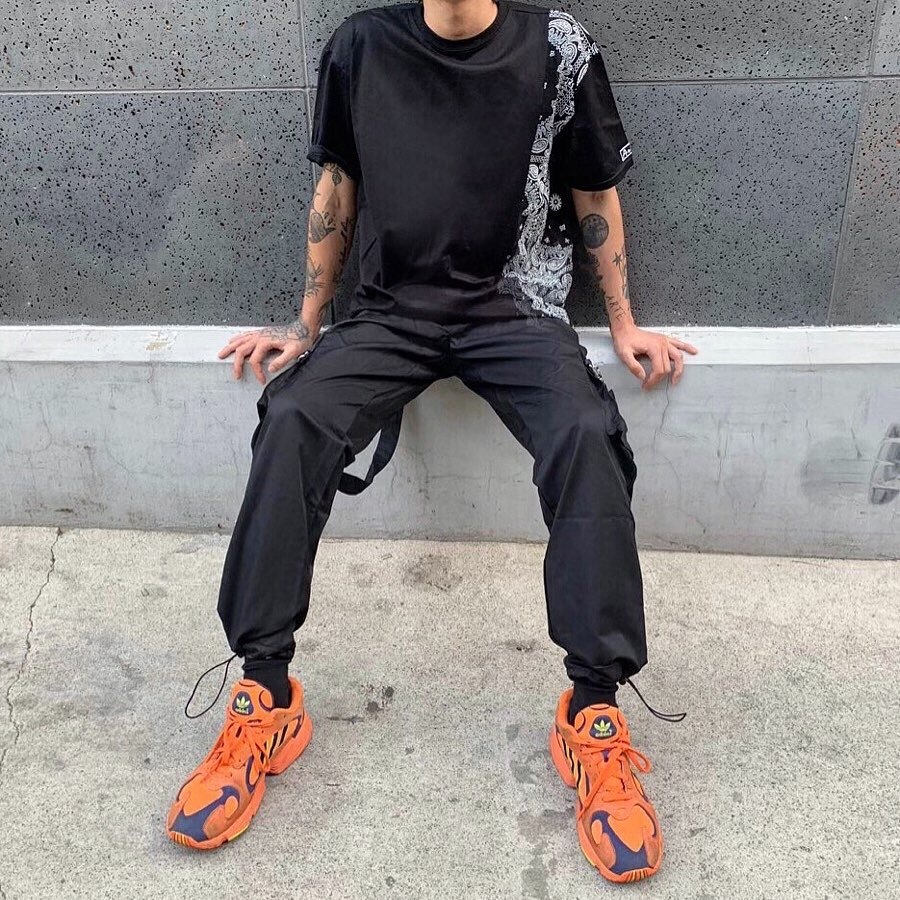 还在穿阔腿裤的你可能不知道，时髦精都悄悄穿起了束脚裤和背带裤