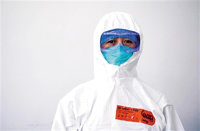 长期戴橡胶手套、频繁使用消毒剂，护士邓芳皮肤过敏吃药耽误工作忍忍就过去了