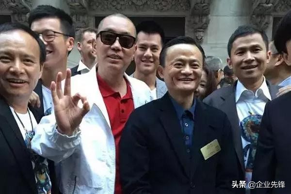 因其年少轻狂，老婆与他离婚，凭*脑洗**广告东山再起，今已赚500亿