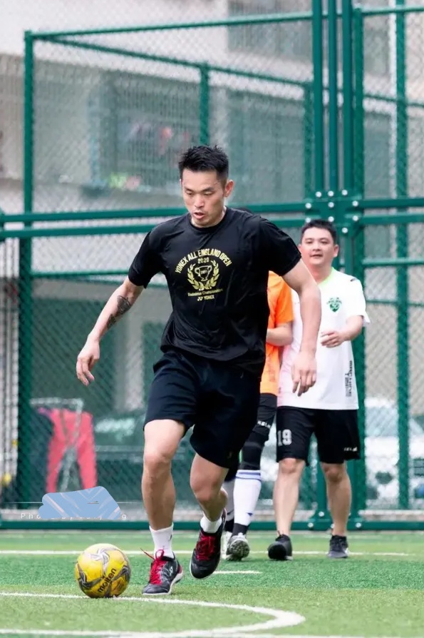 林丹丢拍接球成功名场面,林丹踢起足球视频