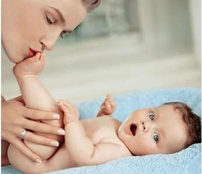 宝宝有白色分泌物正常吗,宝宝身下白色的分泌物怎么办