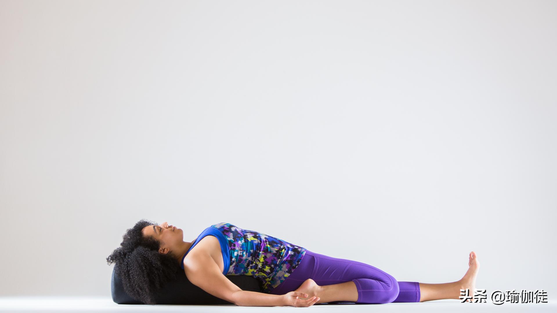 借助瑜伽球锻炼,借助有弹性带练瑜伽