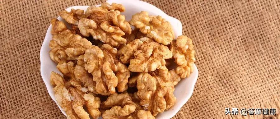 掉发头发少发际线高是什么原因,发际线起皮干燥有碎屑什么原因