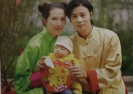 蔡少芬张晋全家福上热搜，三胎儿子“唐装”出镜，年味儿十足