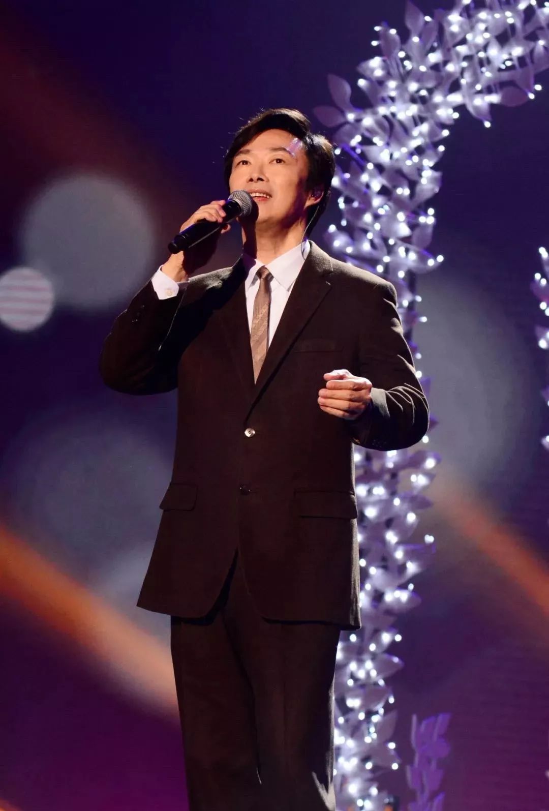 64岁费玉清告别歌坛，现场泪奔，万望珍重