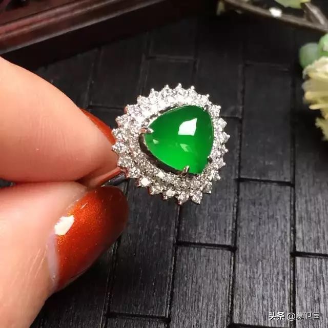 玉和翡翠区别翡翠和玉哪个养人,玉好还是翡翠好翡翠和玉哪个养人