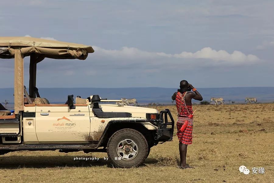 他，百亿富豪，常近乎全裸出现在公共视线里，却被英女王封为爵士