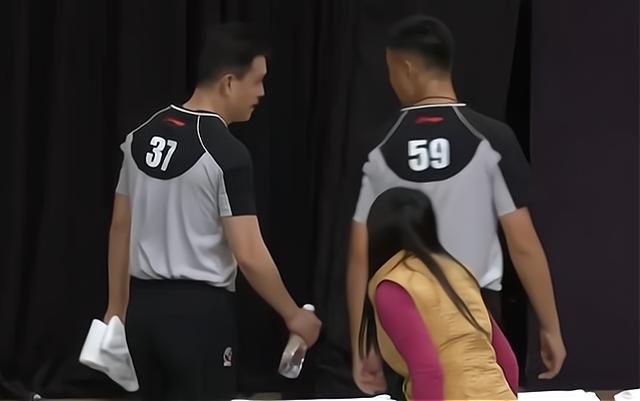 王哲林踩线1.99秒,cba技术犯规王哲林