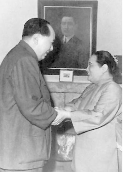 毛主席逝世追悼会上，举国致哀站立吊唁，为何有一人会坐着参加？