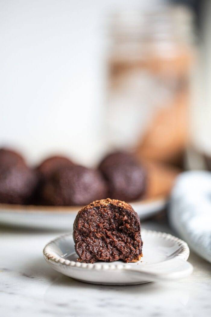 芝麻球巧克力味,芝麻酱能量球的做法