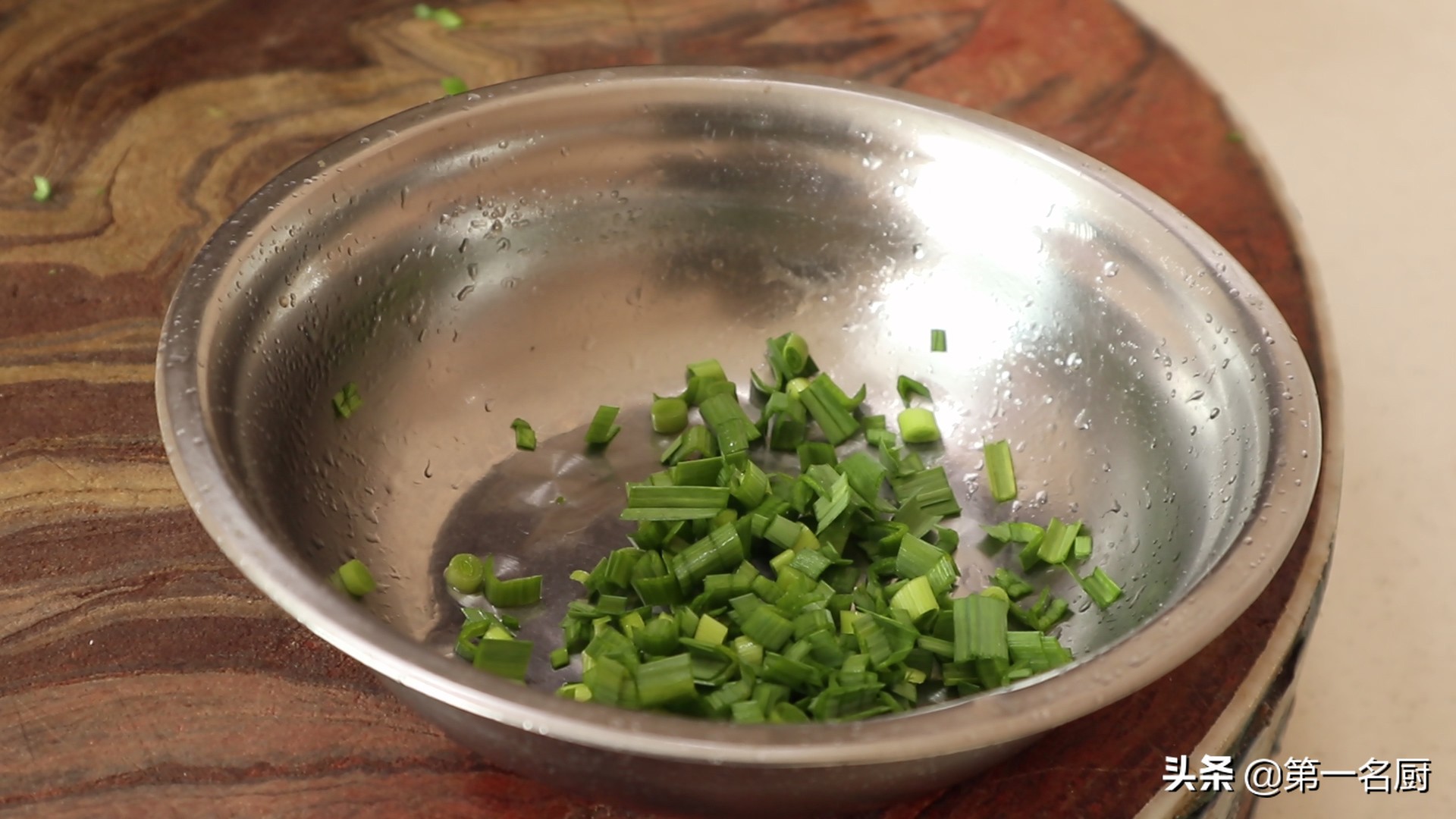 金针菇用菜椒怎么做的,家常剁椒金针菇的做法