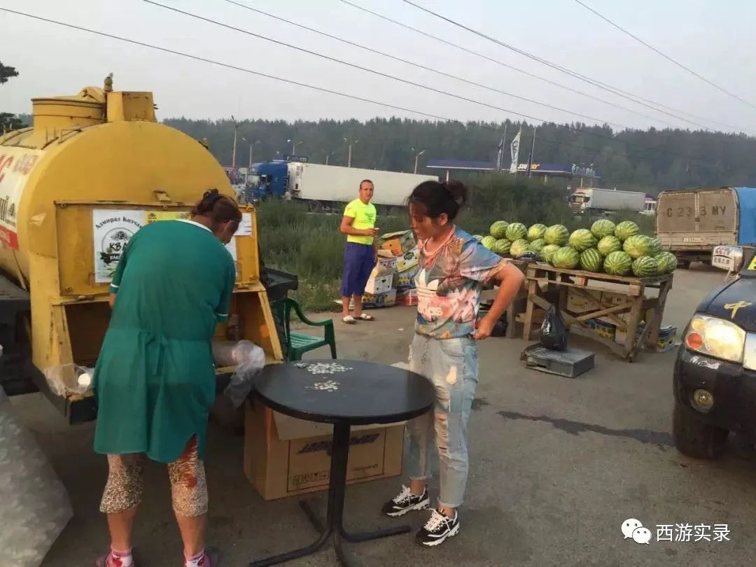 她让俄罗斯人搭车，还管饭，发现车上电脑不见，上海开车进俄罗斯