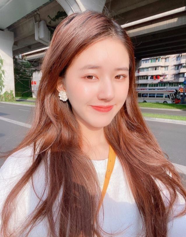 什么颜色的奶茶色好看又显白,染什么颜色显白减龄奶茶色